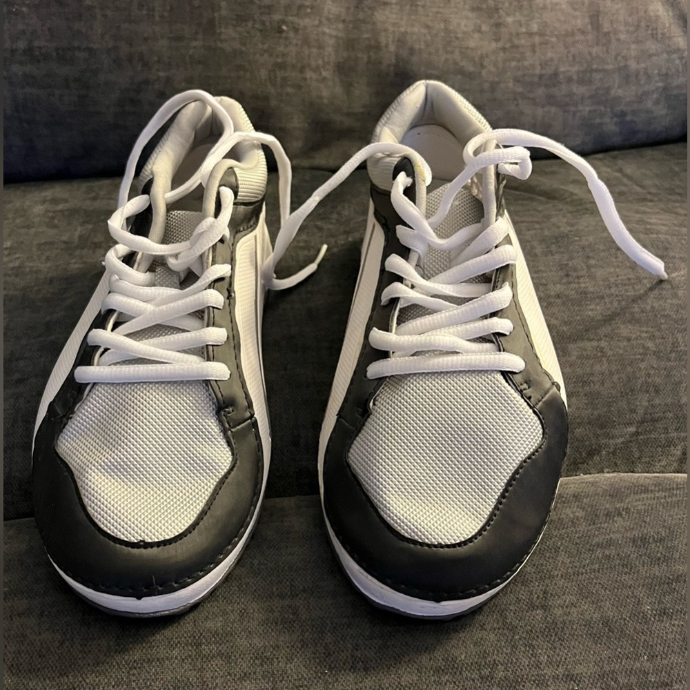 Women’s light exercise runners/sneakers.